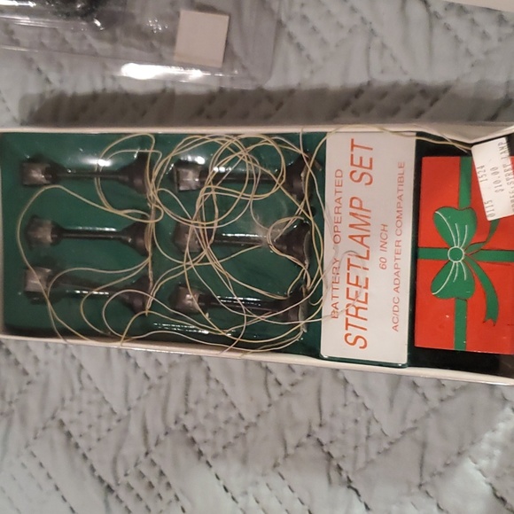 Department 56 Frosted topiary trees, streetlamps and bushes - Picture 2 of 4